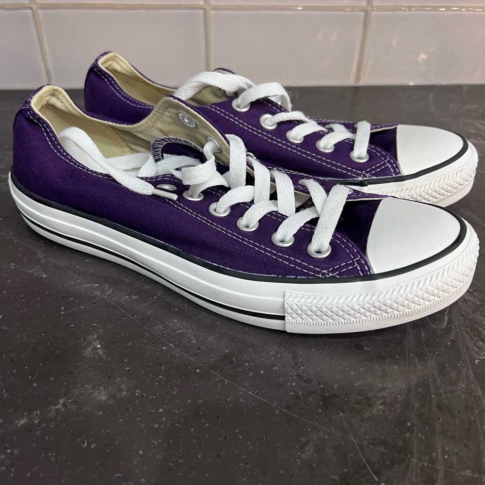 Purple converse low tops womens size 8, men’s size 6